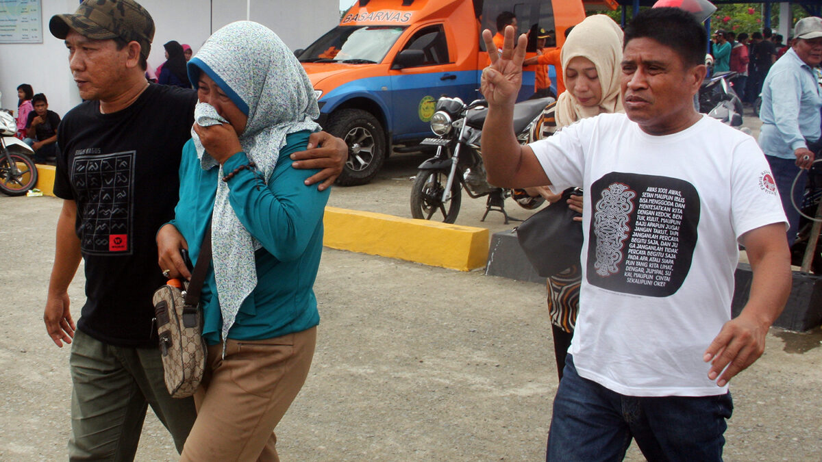 Un centenar de desaparecidos tras el naufragio de un barco en Indonesia