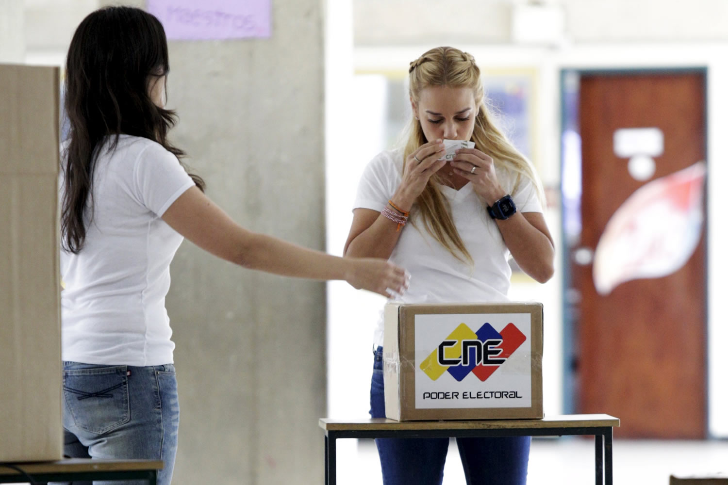 La euforia de la oposición y denuncias de proselitismo político marcan la jornada electoral en Venezuela