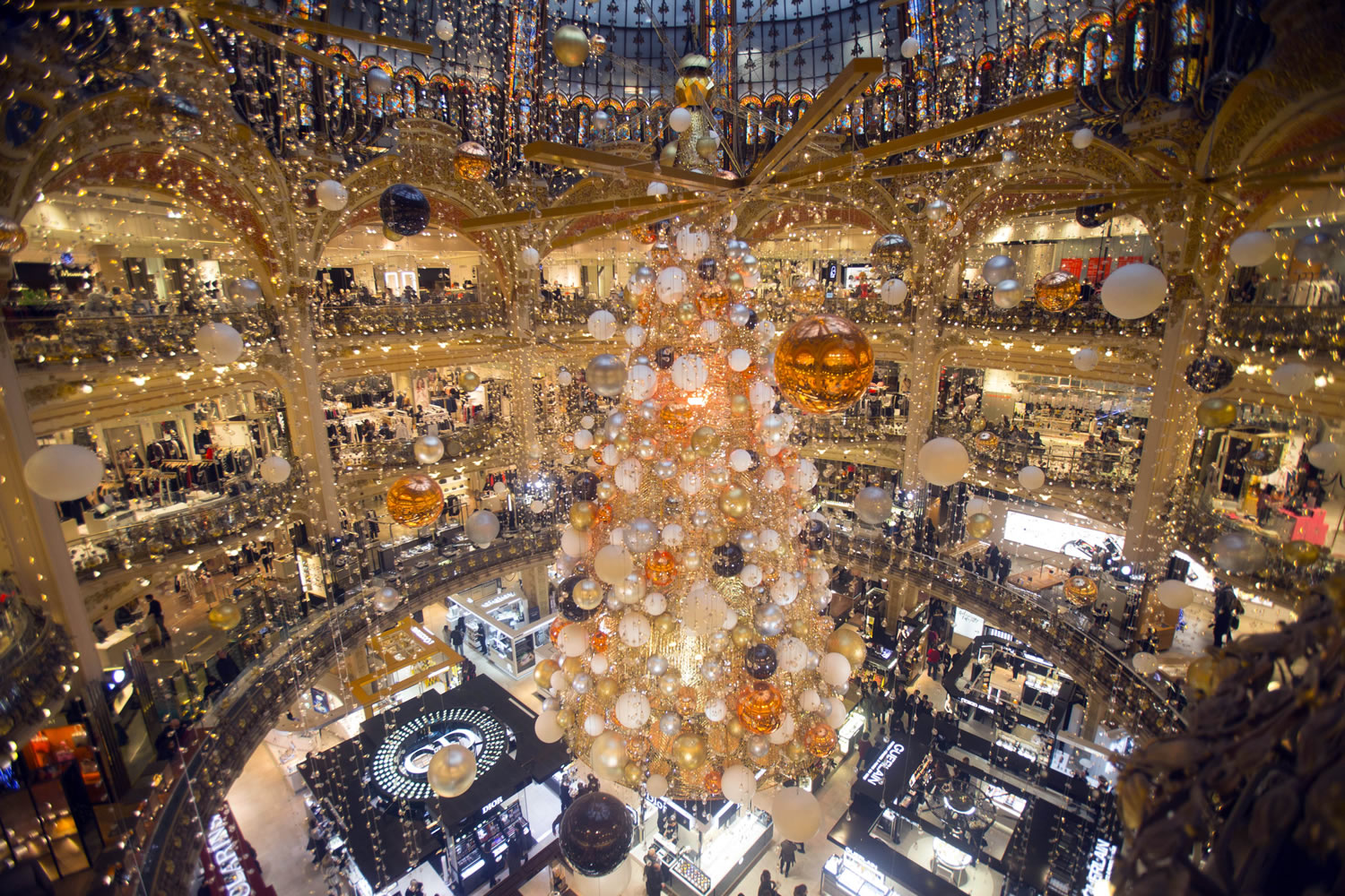¿La decoración navideña más glamourosa es ésta de París?