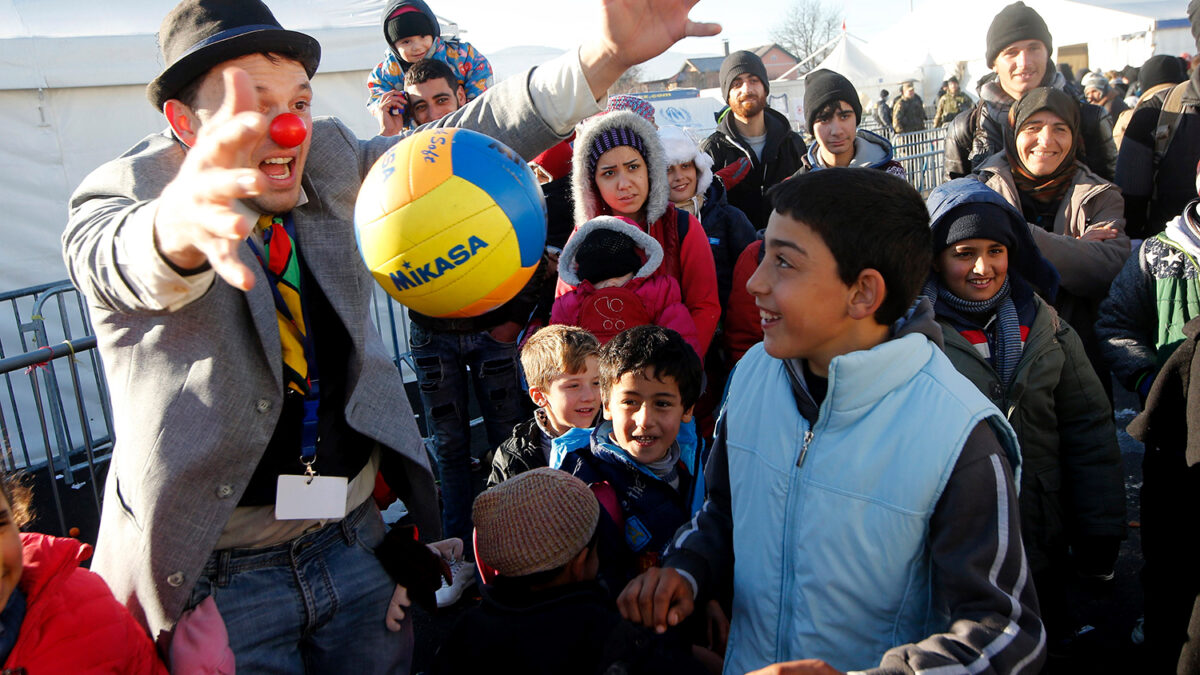 Narices Rojas devuelve la sonrisa a niños refugiados en Eslovenia