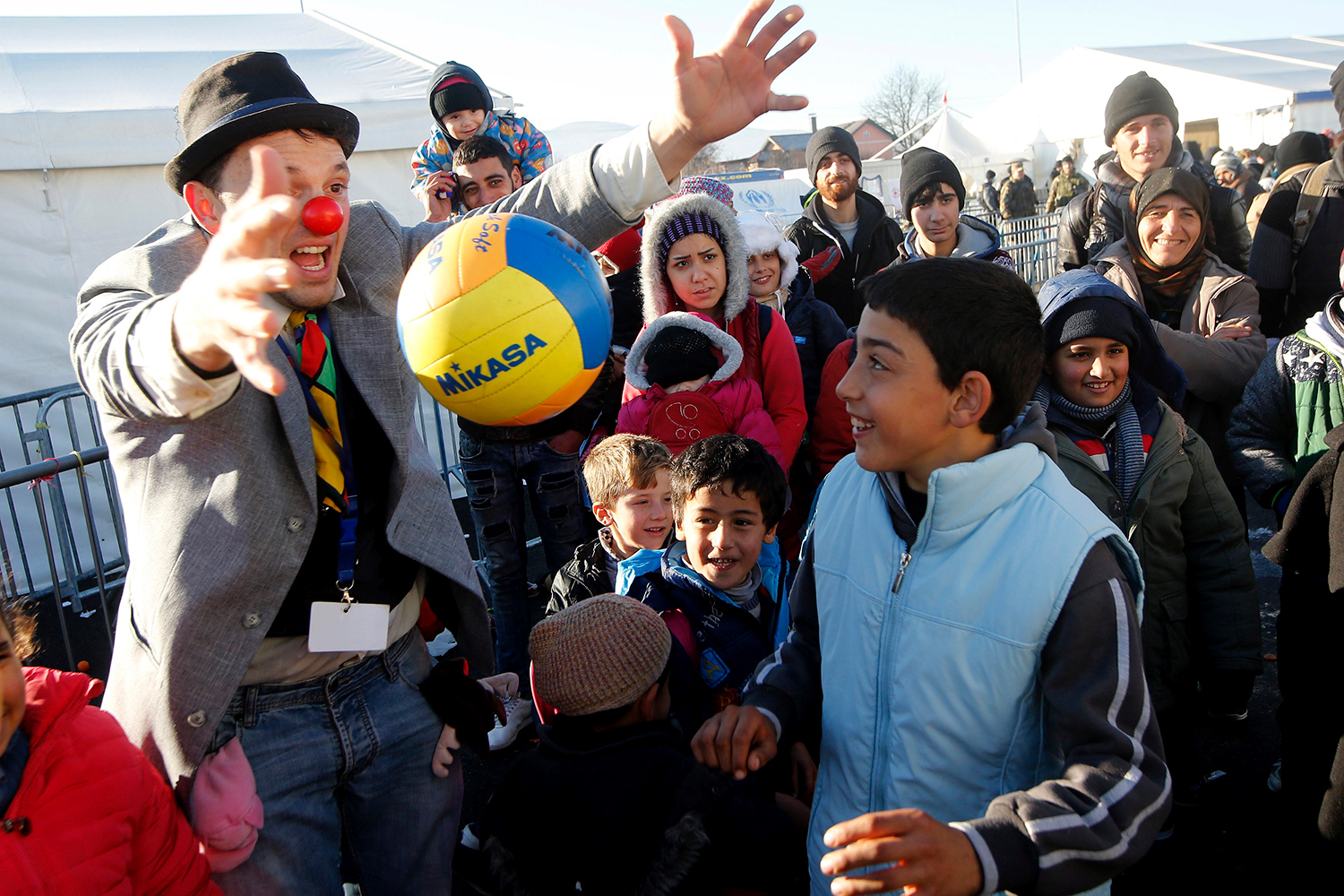 Narices Rojas devuelve la sonrisa a niños refugiados en Eslovenia