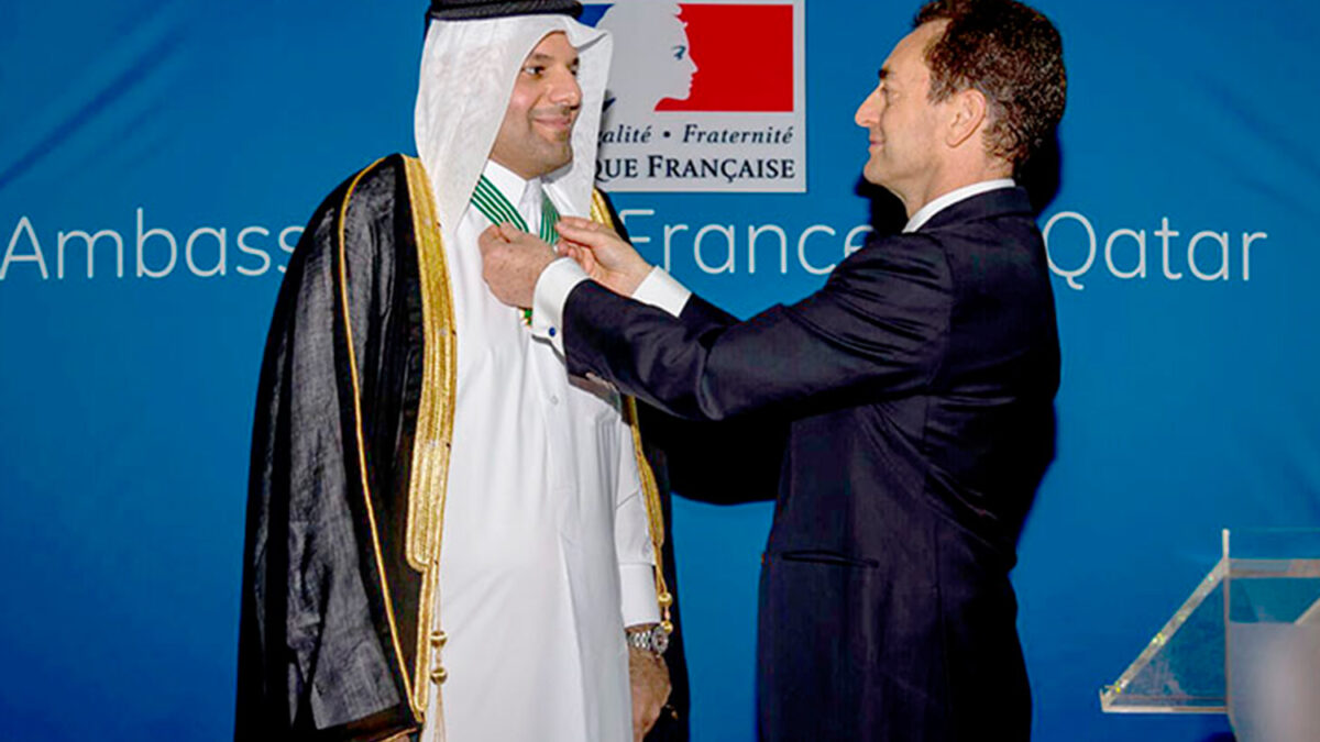 Dr. Abdulla bin Ali Al-Thani recibe la Insignia francesa de Comandante de la Orden de las Artes y las Letras