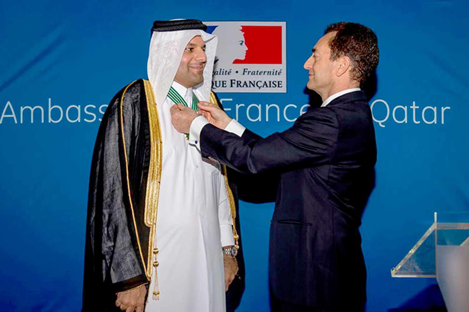 Dr. Abdulla bin Ali Al-Thani recibe la Insignia francesa de Comandante de la Orden de las Artes y las Letras