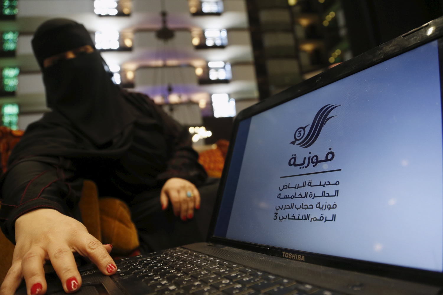 Las mujeres saudíes votan y se presentan a las elecciones por primera vez