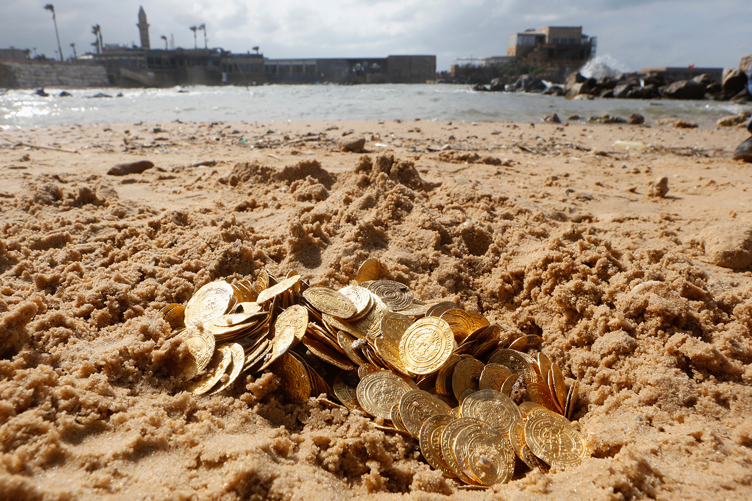 Un enorme tesoro de monedas de oro aparece frente a la costa israelí