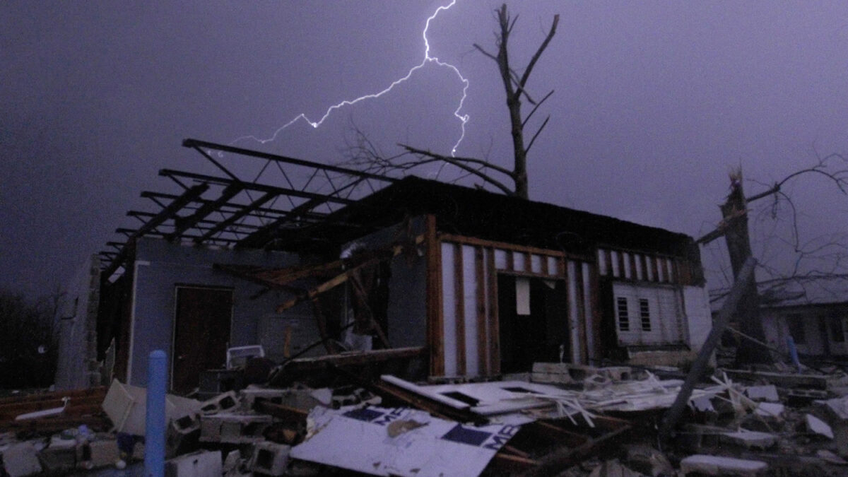 Una cadena de tornados y tormentas arrasa suburbios en Dallas y matan a once personas