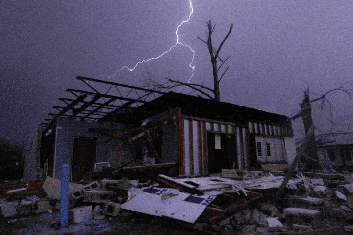 Una cadena de tornados y tormentas arrasa suburbios en Dallas y matan a once personas