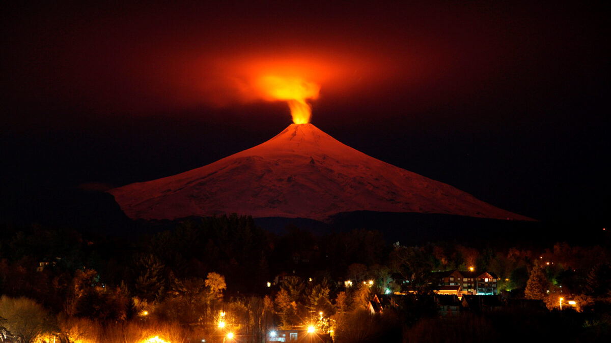 El volcán Villarica entra en erupción desatando el pánico al sur de Chile