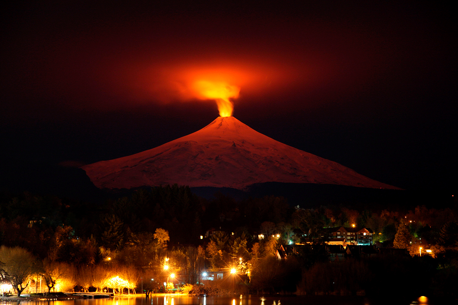 El volcán Villarica entra en erupción desatando el pánico al sur de Chile
