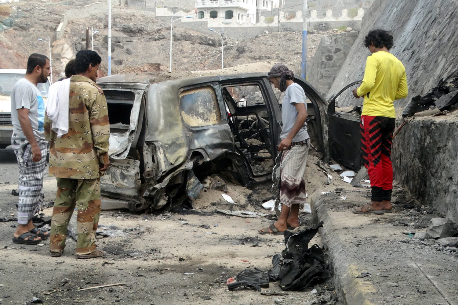 Un coche bomba mata a un alto cargo y sus seis escoltas en Yemen