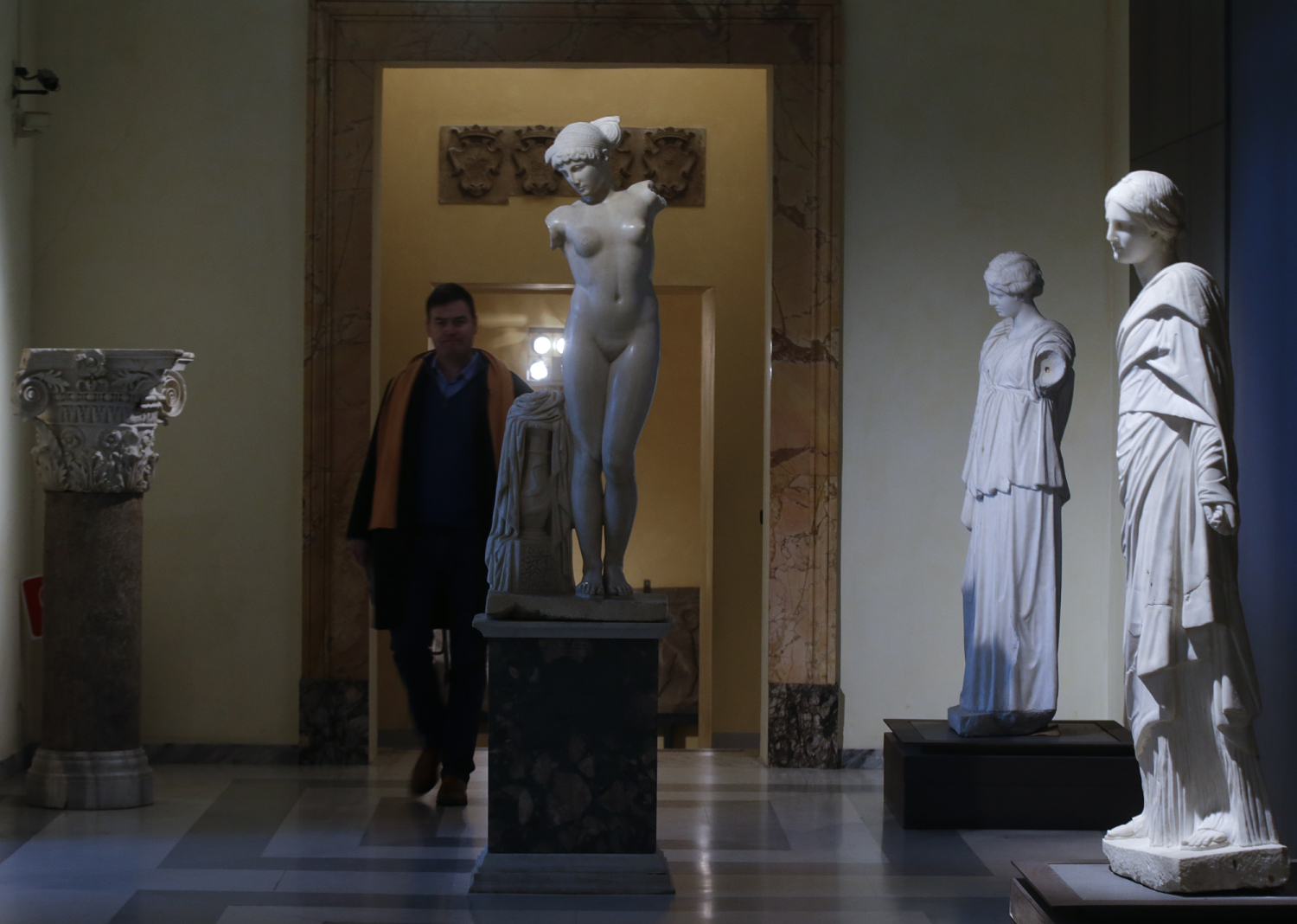 Roma cubre sus estatuas desnudas por la visita del Presidente de Irán