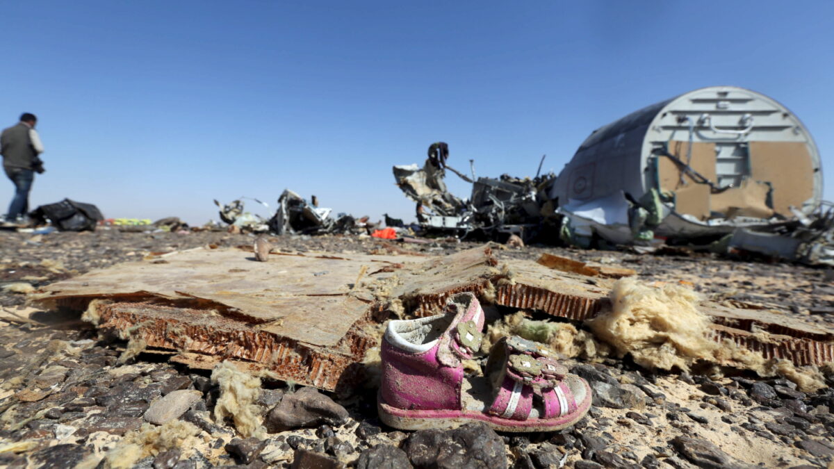 Un mecánico de EgyptAir colocó la bomba que estrelló el avión ruso