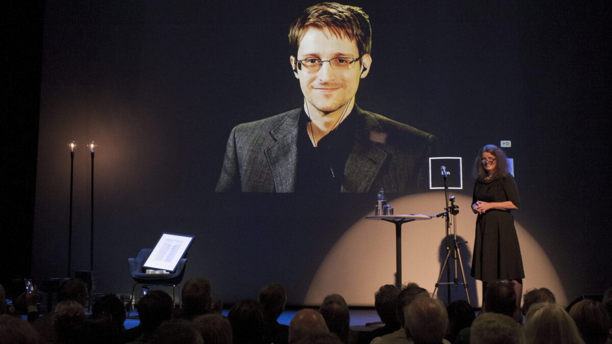 Snowden ruega a sus fans que paren de enviarle fotografías de ellas desnudas