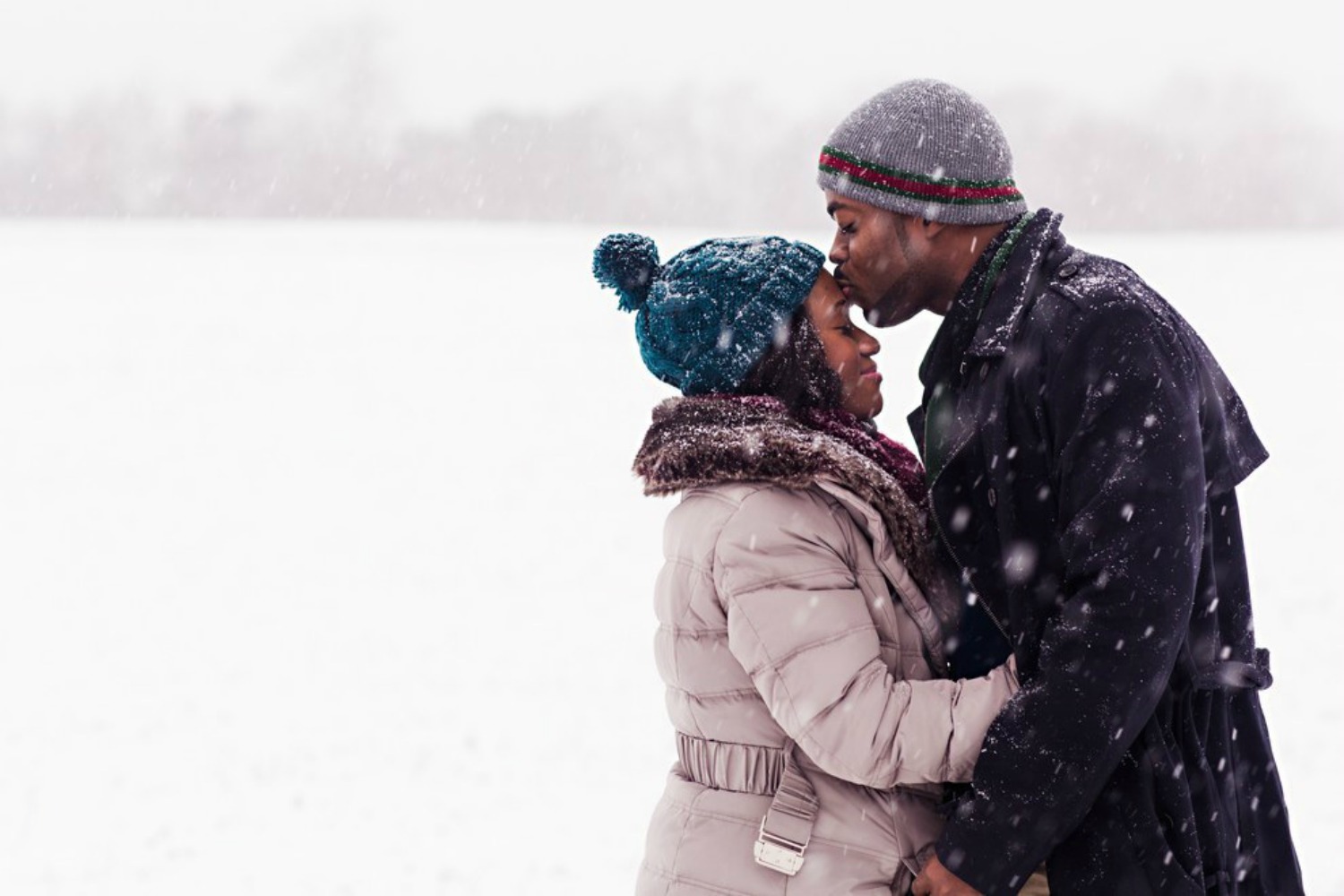 Un temporal de nieve es la ocasión perfecta para una sesión de fotos románticas