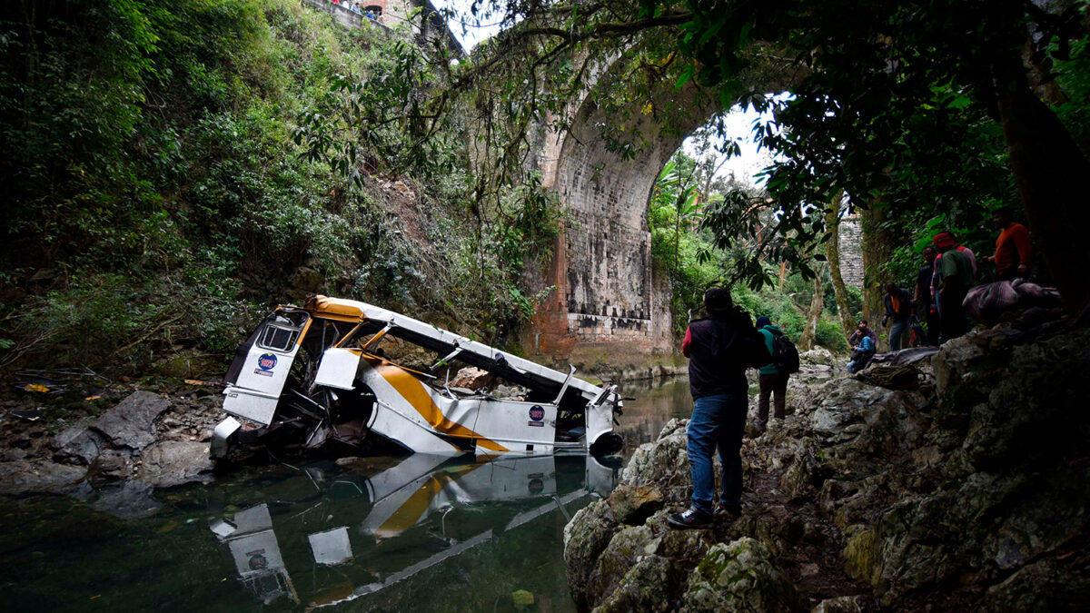 Veinte muertos al caer por un barranco un autobús en México