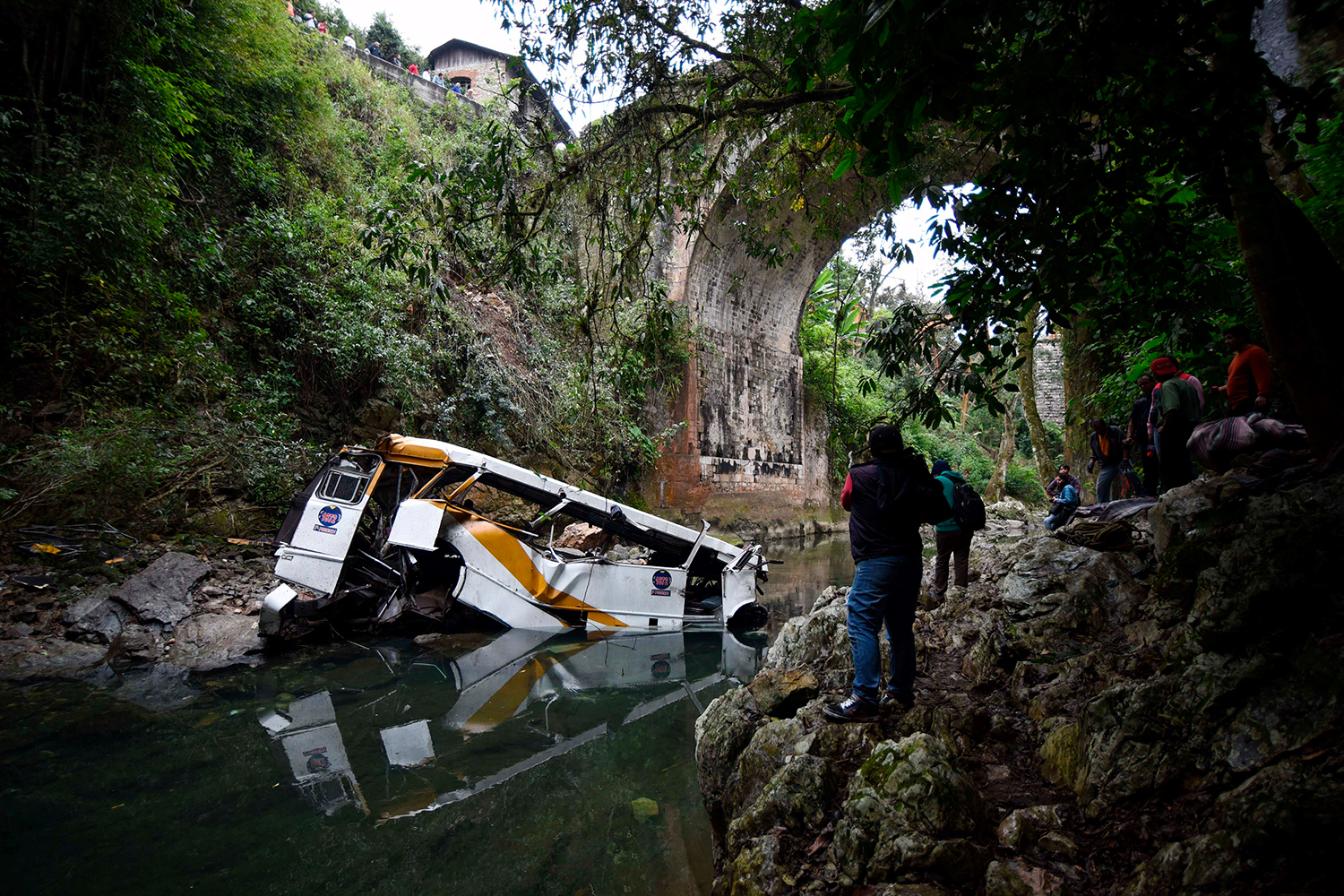 Veinte muertos al caer por un barranco un autobús en México