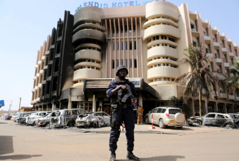 Mujeres yihadistas atacaron el hotel de Burkina Faso: solo disparaban a blancos