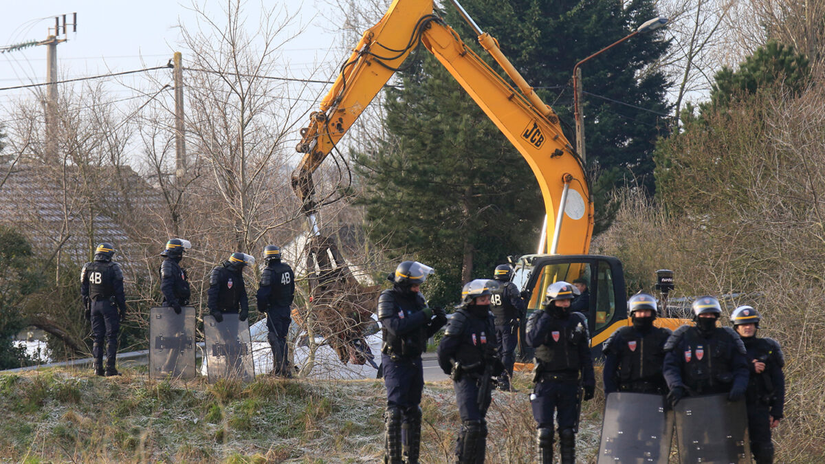 Francia inicia la demolición de parte del campamento de Calais