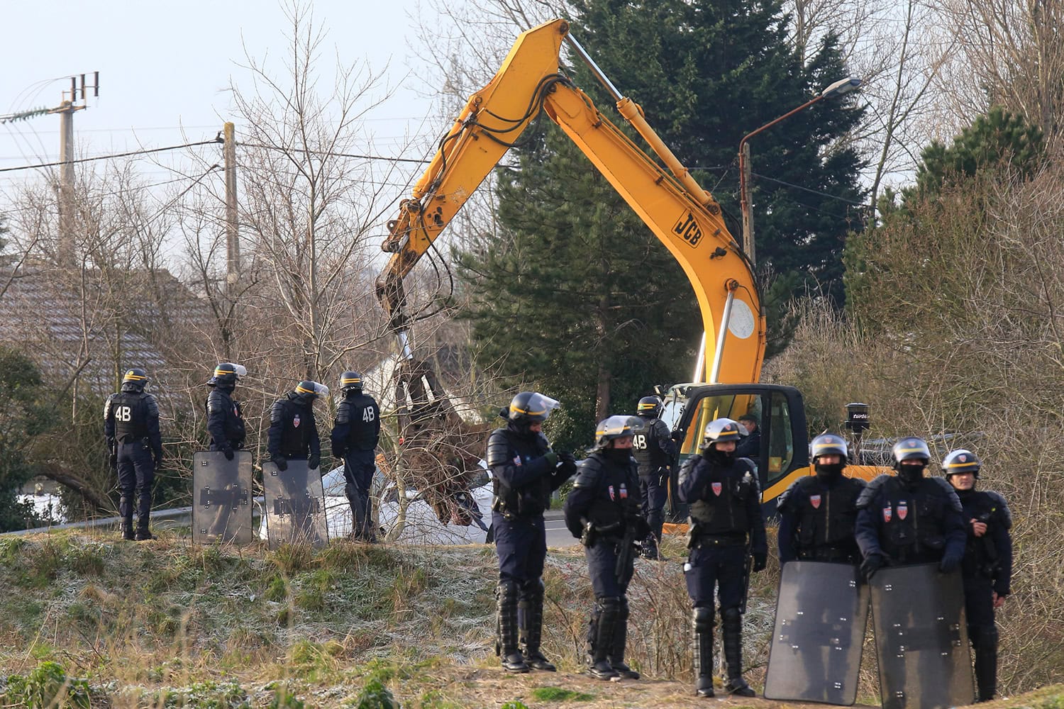 Francia inicia la demolición de parte del campamento de Calais