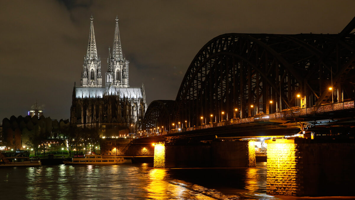 Mil hombres organizados acosaron y robaron a decenas de mujeres en Alemania en Nochevieja