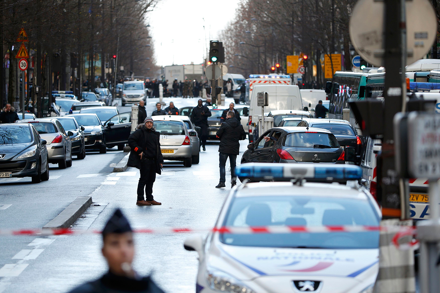 Un hombre ataca una comisaría en París con un hacha y una bomba falsa en el aniversario de Charlie Hebdo
