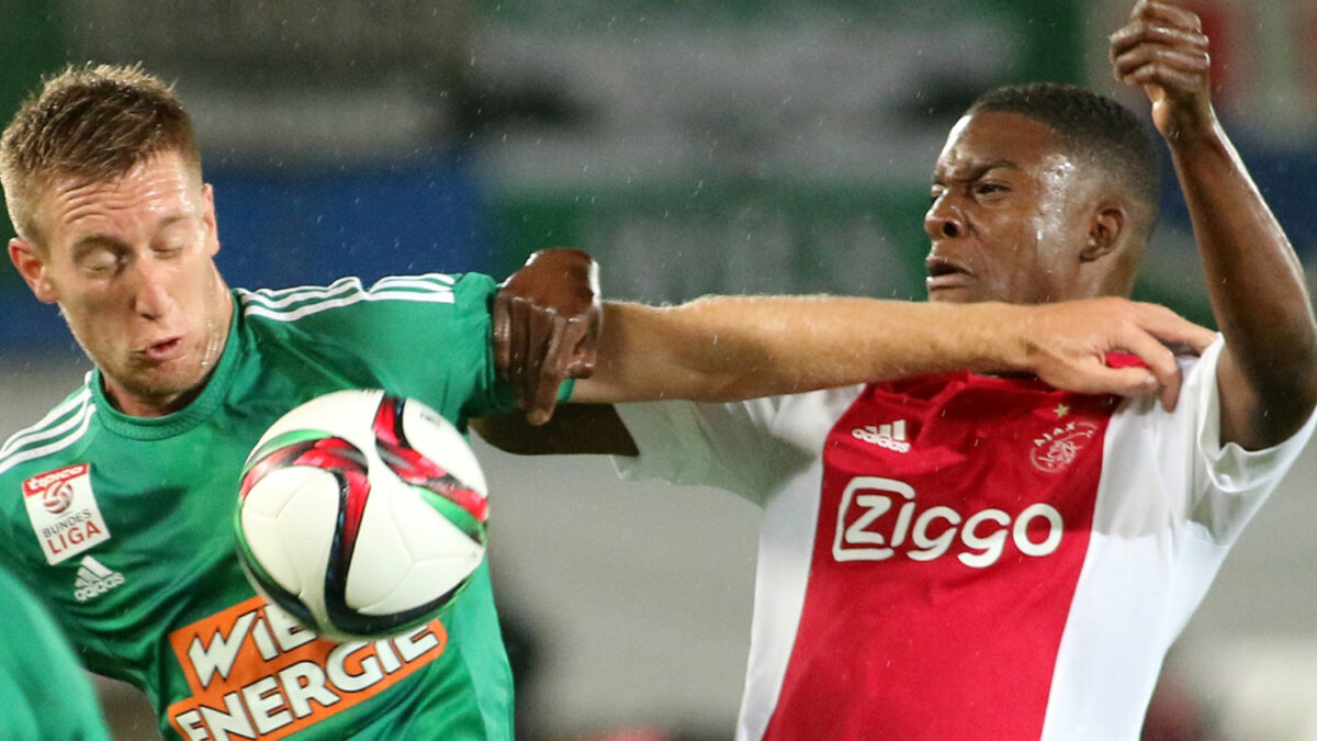 El Ajax denuncia cánticos racistas contra Riechedly Bazoer