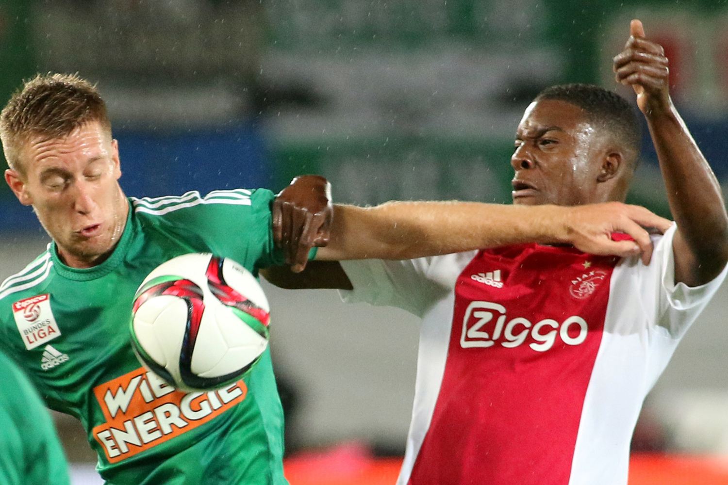 El Ajax denuncia cánticos racistas contra Riechedly Bazoer