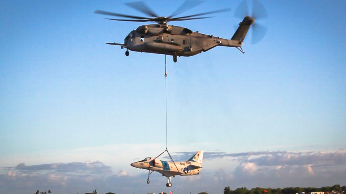 Chocan dos helicópteros de la marina de EEUU con 12 tripulantes a bordo