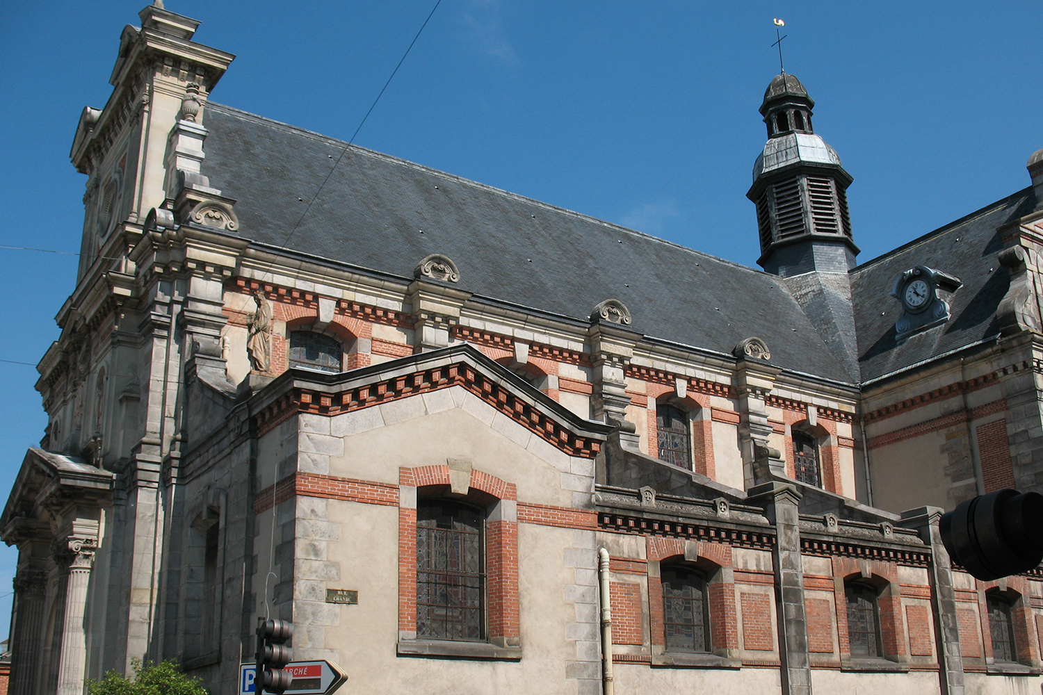 Dos iglesias amanecen profanadas y quemadas en Francia