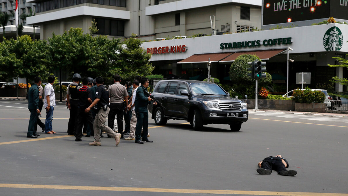 Atentado en Starbucks deja siete muertos en Yakarta