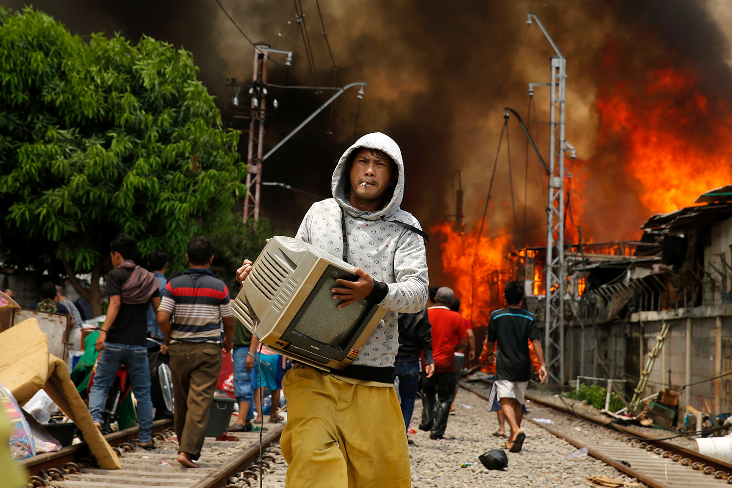 Las llamas consumen un barrio pobre de Indonesia al lado de una estación de tren