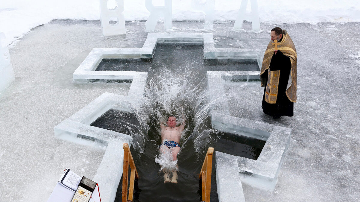 Militares rusos celebrarán la Epifanía con el tradicional baño en agua helada