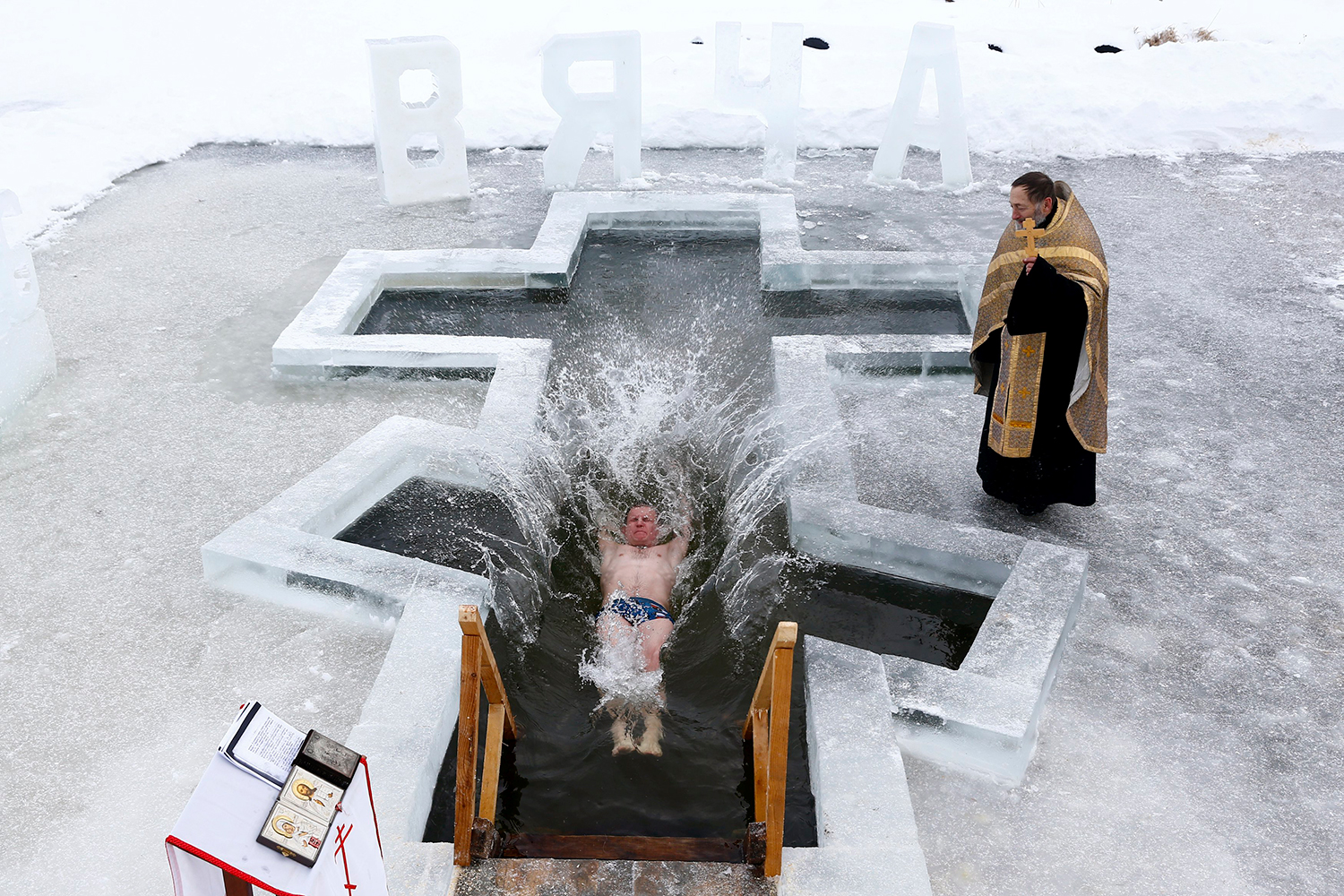 Militares rusos celebrarán la Epifanía con el tradicional baño en agua helada