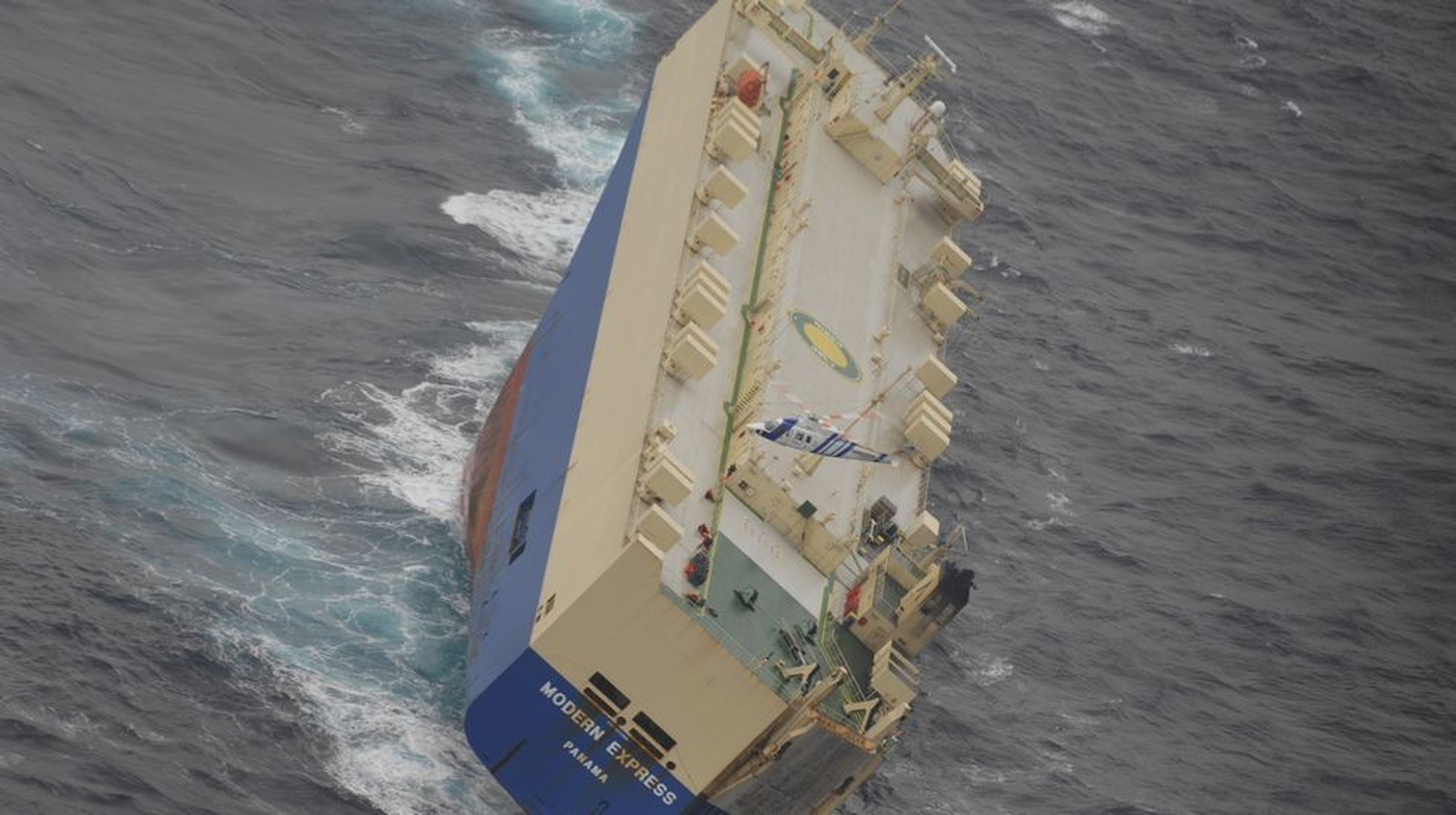 Salvamento Marítimo rescata a 22 tripulantes de un mercante panameño a punto de hundirse