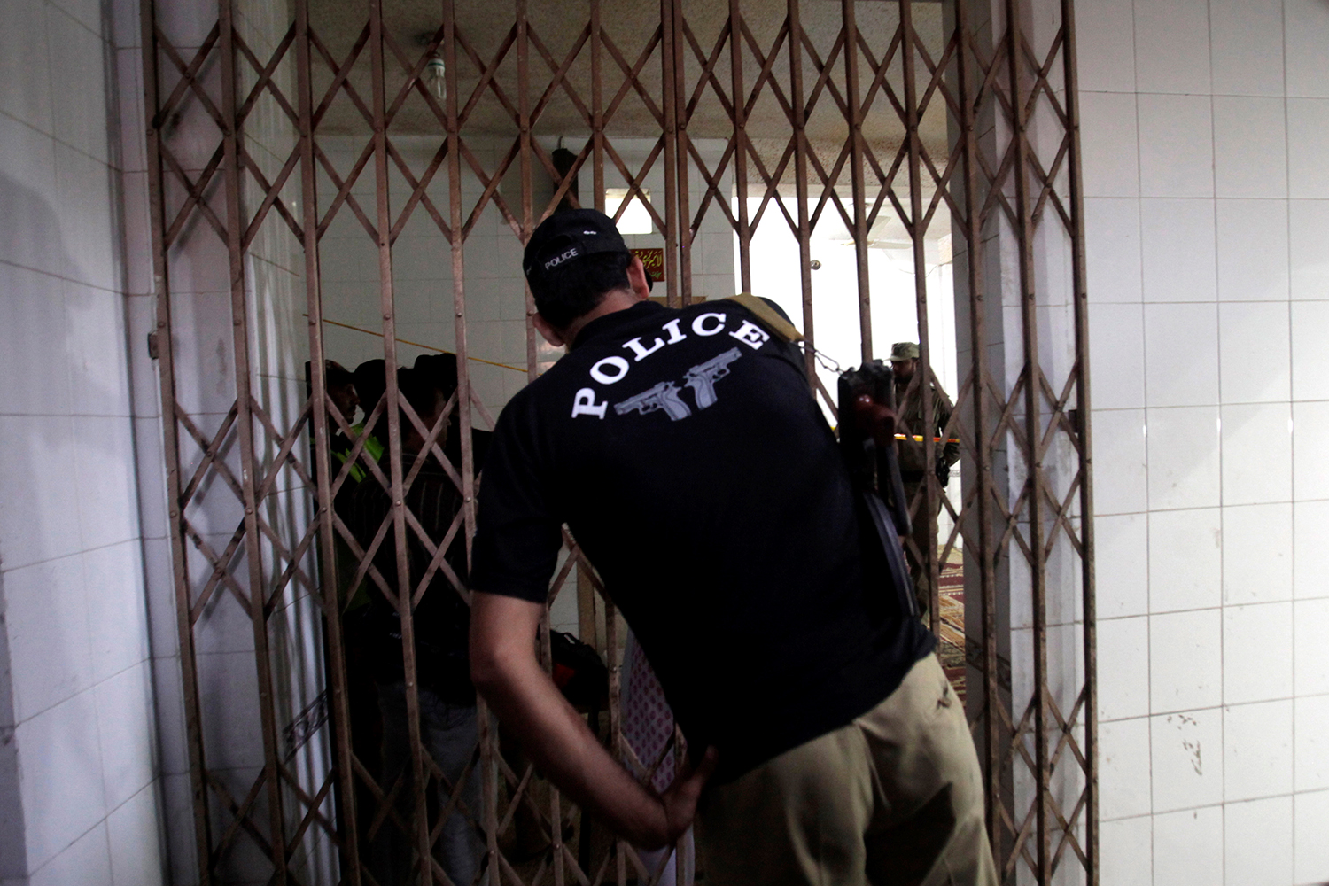 Detienen a un imán en Pakistán por incitar a un niño de 15 años a cortarse la mano