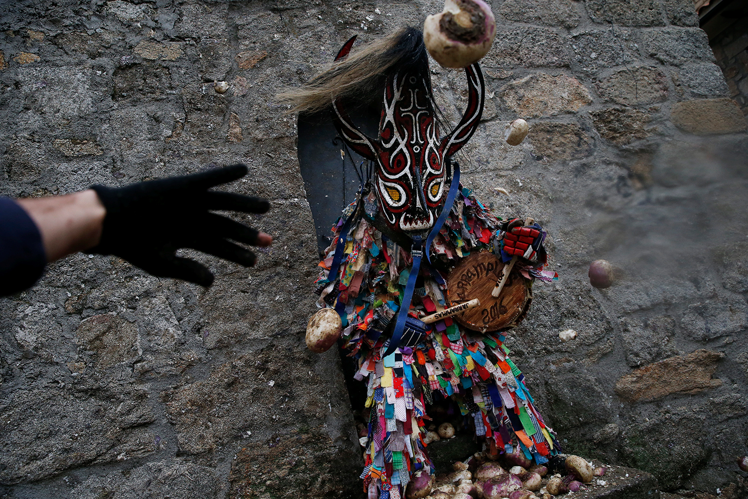 Un pueblo español celebra un festival de lanzamiento de nabos