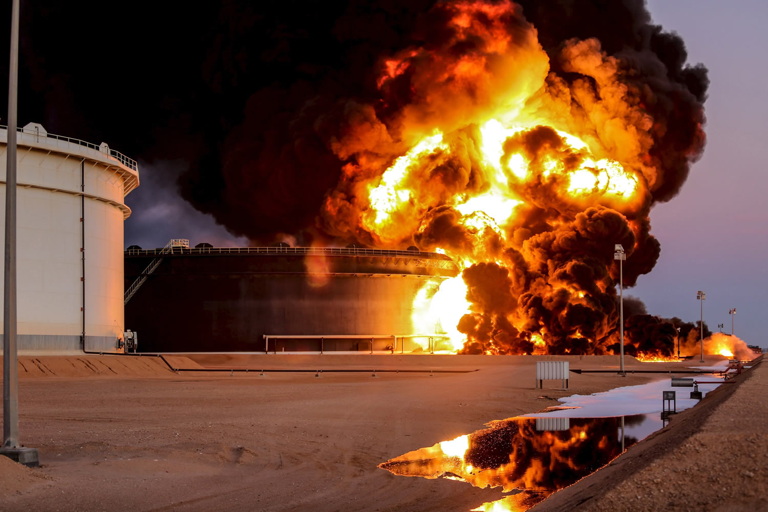 Italia acuerda con Estados Unidos atacar Libia y recuperar los pozos de petróleo