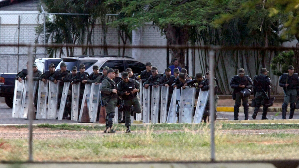 Un vídeo de presos en Venezuela disparando al aire con ametralladoras conmociona a Latinoamérica