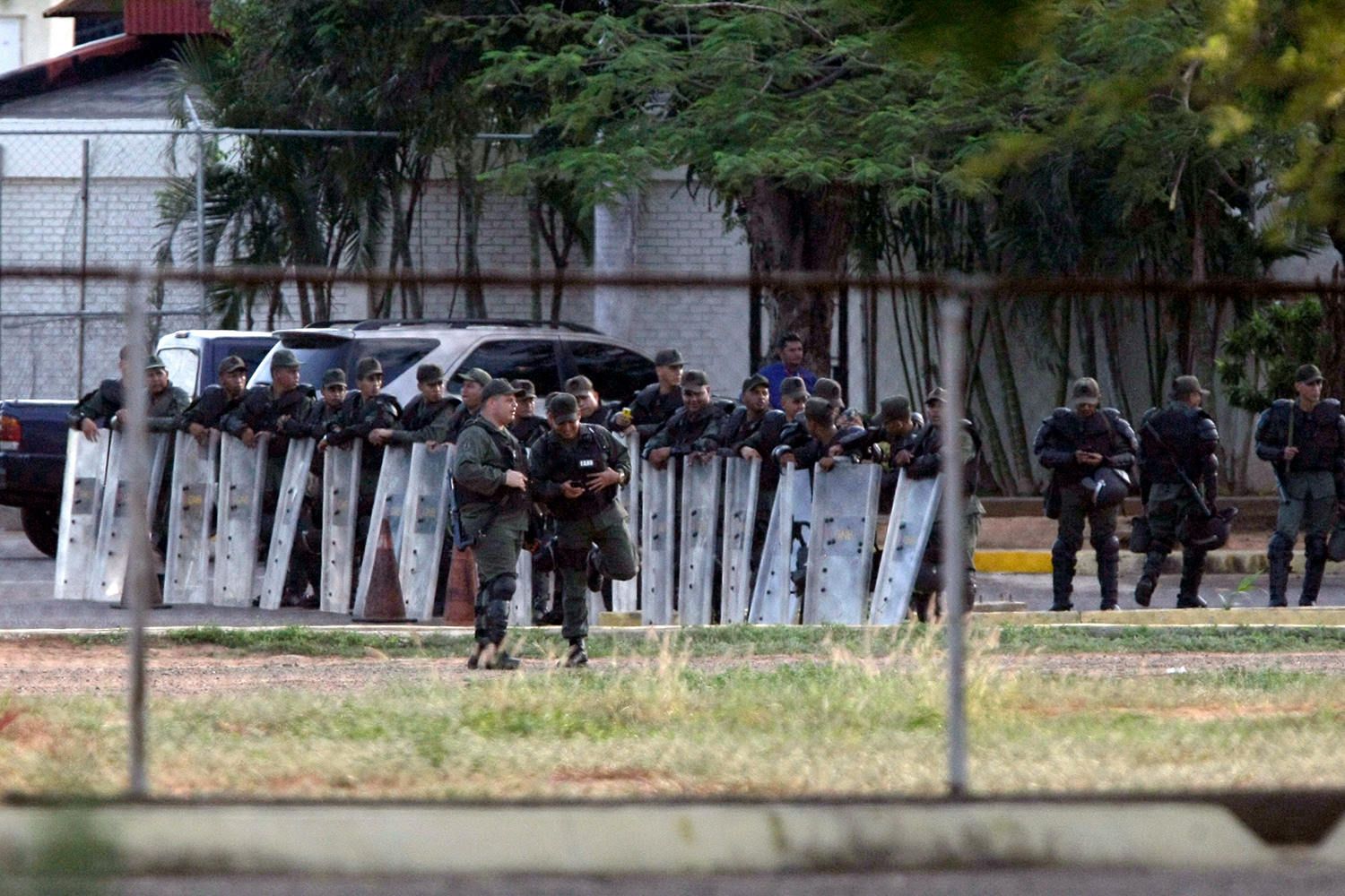 Un vídeo de presos en Venezuela disparando al aire con ametralladoras conmociona a Latinoamérica