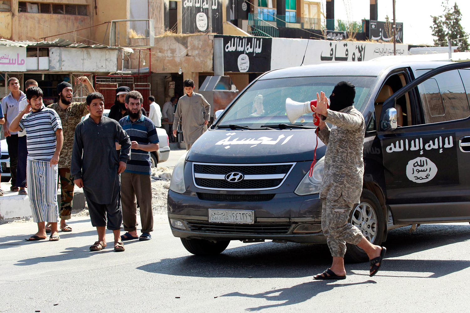 Un yihadista ejecuta a su madre en público por querer convencerlo de dejar el Estado Islámico