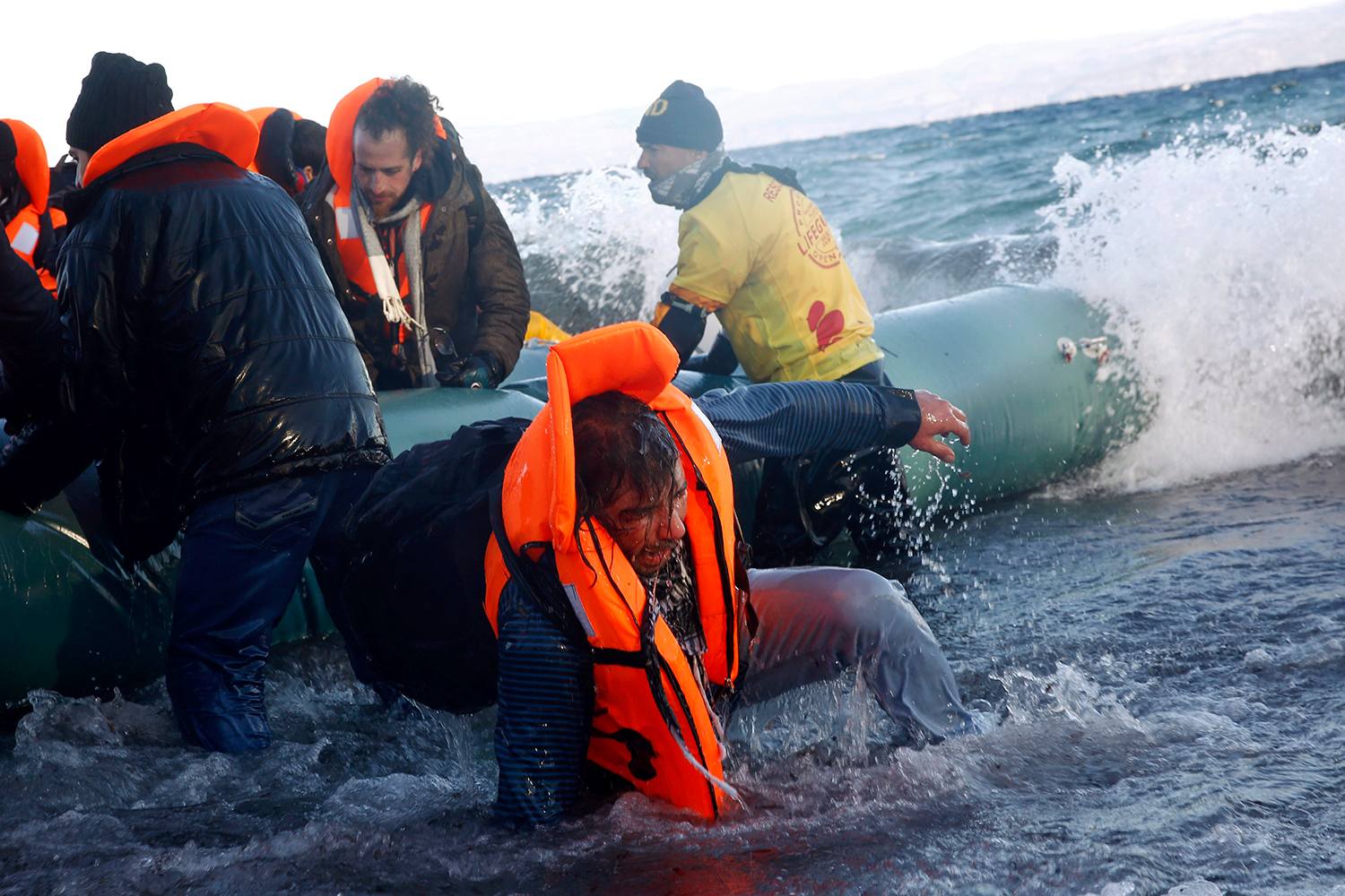40 muertos, entre ellos 17 niños, al naufragar dos embarcaciones con refugiados frente a las costas griegas