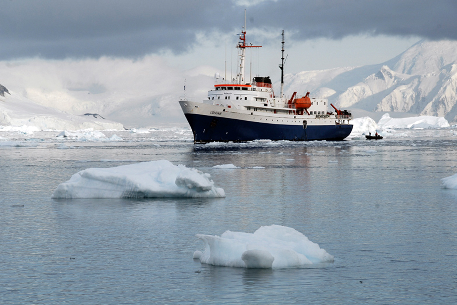 Un barco de la Marina Real británica llega a la Antártida por primera vez desde la Segunda Guerra Mundial