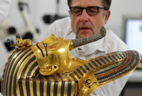 Ocho empleados irán a juicio por romper la barba del faraón Tutankamón