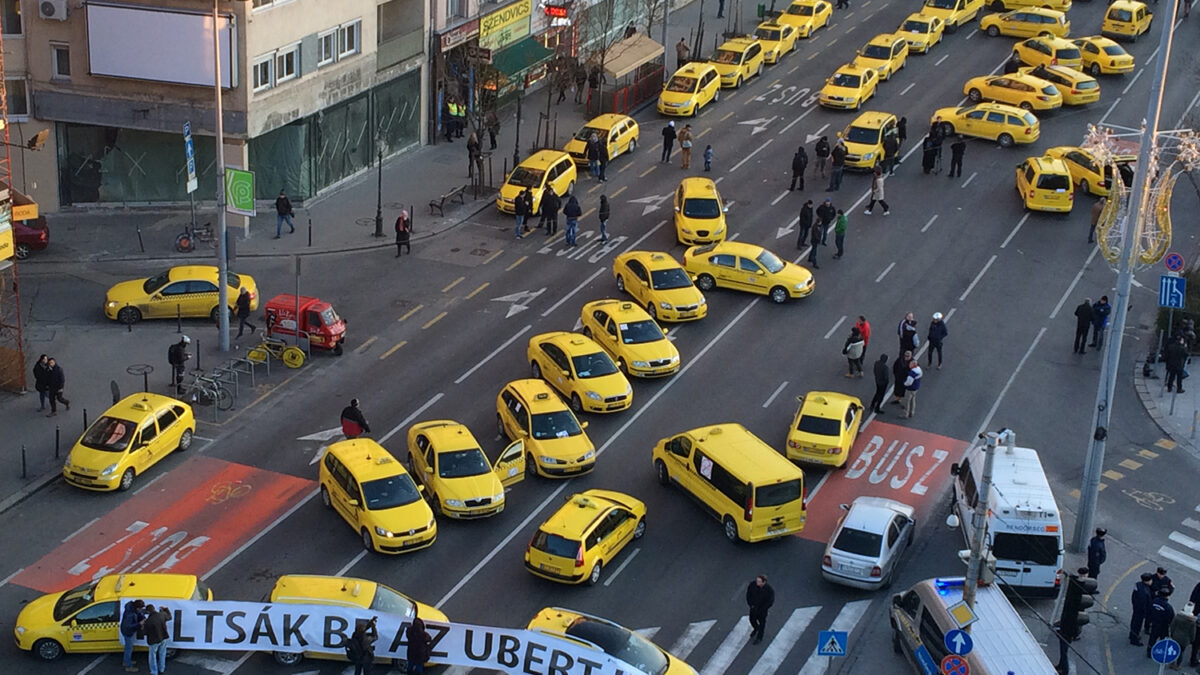 Los taxistas bloquean el tráfico de Hungría en protesta contra Uber