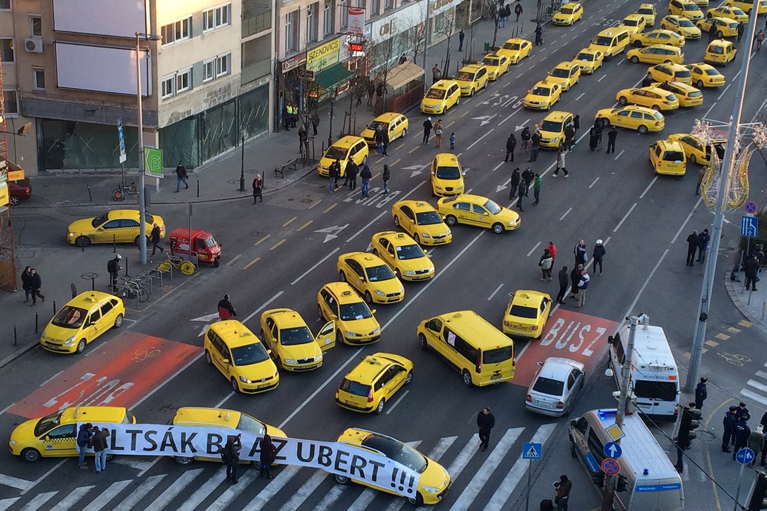 Los taxistas bloquean el tráfico de Hungría en protesta contra Uber