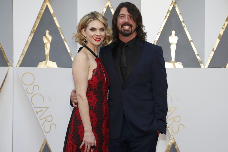Musician Dave Grohl and wife Jordyn Blum arrive at the 88th Academy Awards in Hollywood, California February 28, 2016.  REUTERS/Lucy Nicholson