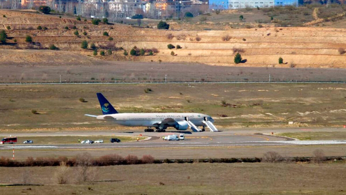 Desactivada la alerta en la T4 tras encontrar una nota clavada con un cuchillo que decía «amenaza de bomba» en un vuelo a Riad