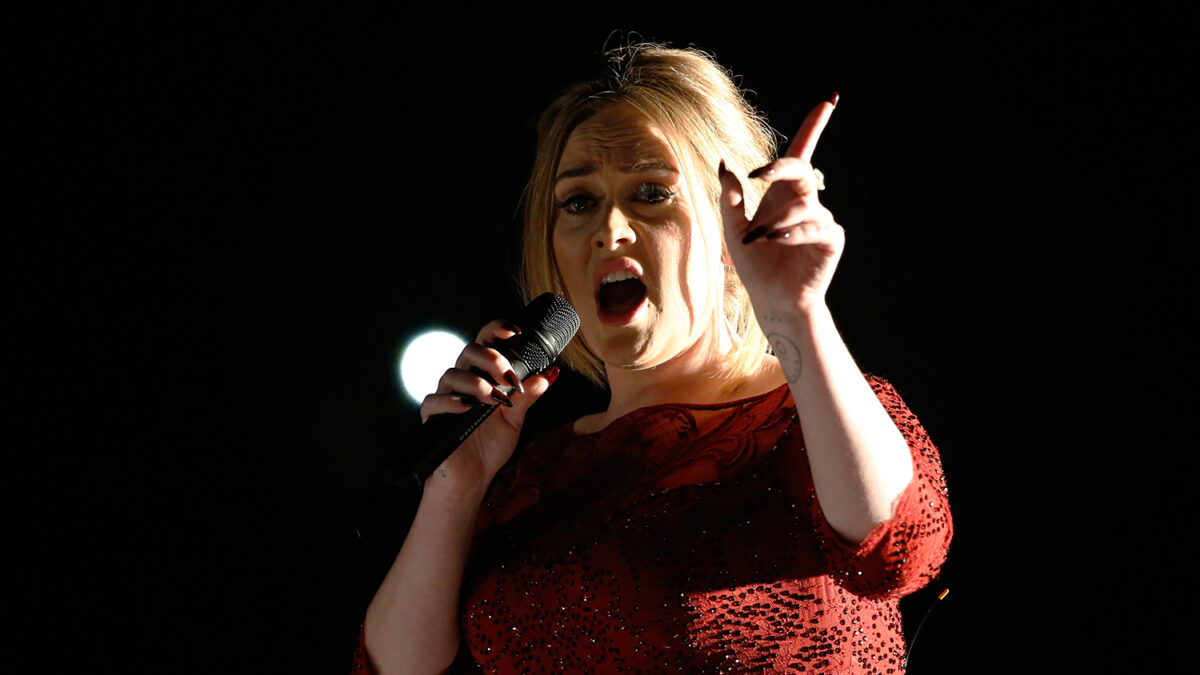 Adele aún «llora» por su «accidentada» presentación en los Grammy 2016