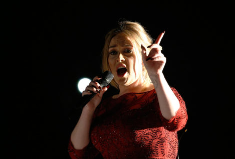 Adele aún "llora" por su "accidentada" presentación en los Grammy 2016