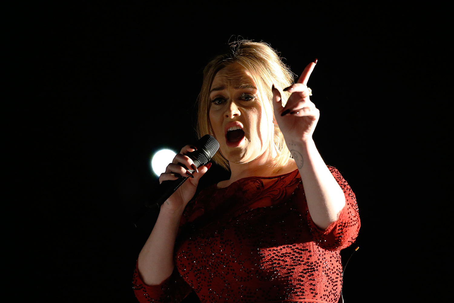 Adele aún "llora" por su "accidentada" presentación en los Grammy 2016